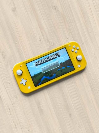 Nintendo Switch Lite Amarilla Completa y Minecraft