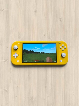 Nintendo Switch Lite Amarilla Completa y Minecraft
