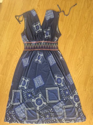 Abito blu con stampa foulard
