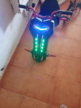 Patinete eléctrico rojo