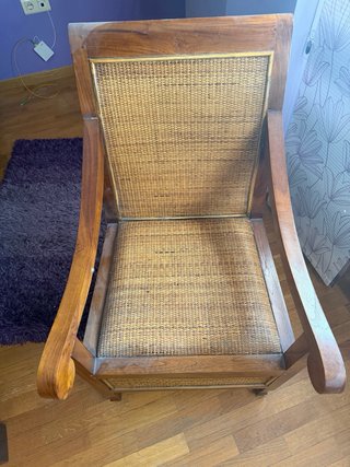 Silla de madera y ratán