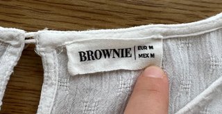 Blusa blanca romántica Brownie hombros descubierto