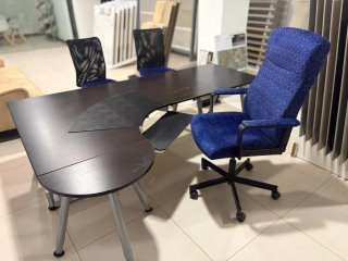 Mesa y sillas de oficina