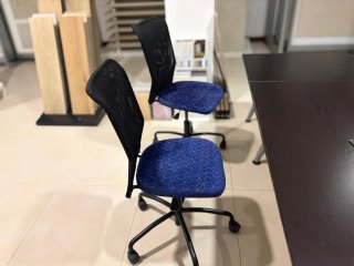Mesa y sillas de oficina