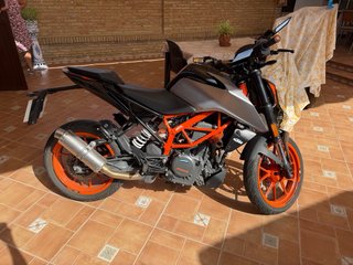 KTM Duke 390 Negra y Naranja