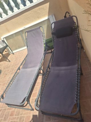Tumbona plegable gris y negra