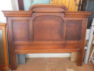 Cabecero de madera antiguo