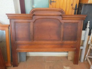 Cabecero de madera antiguo