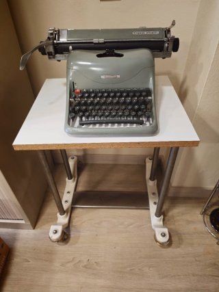 Máquina de escribir Hispano Olivetti