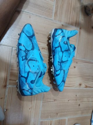 Botines de fútbol azules y negros