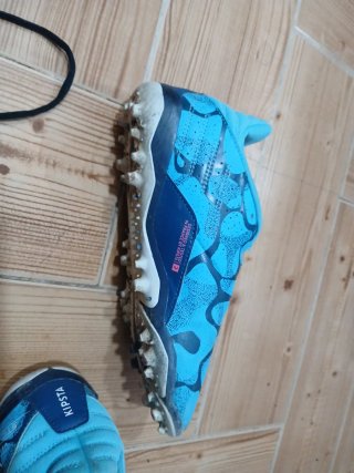 Botines de fútbol azules y negros
