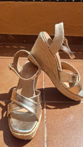 Sandalias doradas cuña esparto talla 39