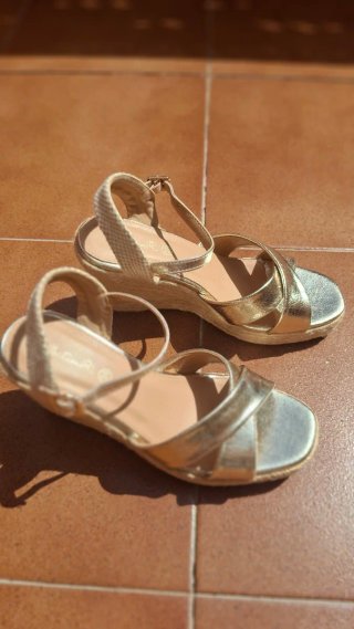 Sandalias doradas cuña esparto talla 39