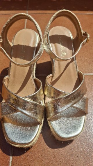 Sandalias doradas cuña esparto talla 39