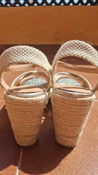 Sandalias doradas cuña esparto talla 39