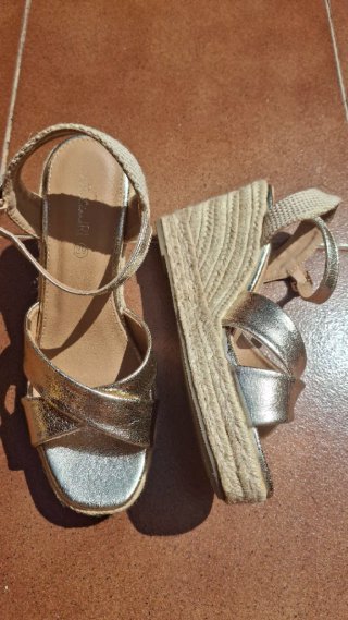 Sandalias doradas cuña esparto talla 39