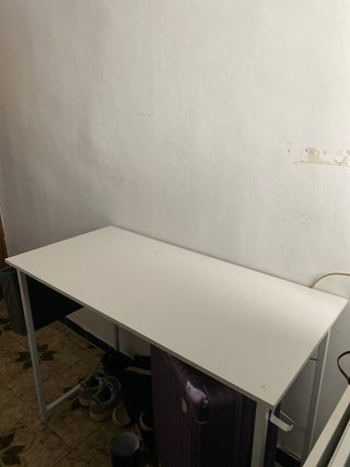 Escritorio blanco con bolsa lateral
