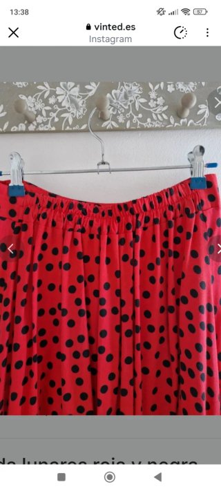 Falda de lunares roja con botones