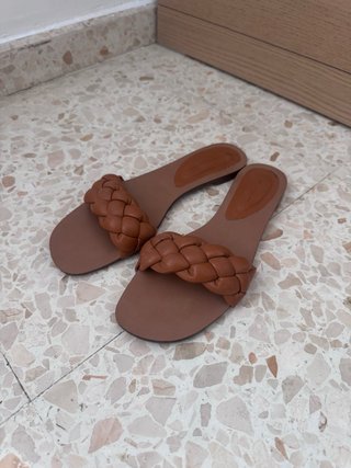 Sandalias planas marrones trenzadas