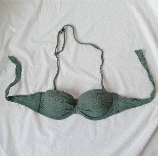 Parte de arriba bikini verde con estampado