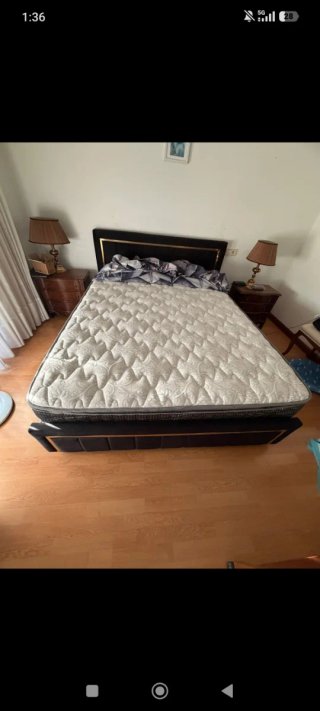 Cama con colchón ortopédico y respaldo