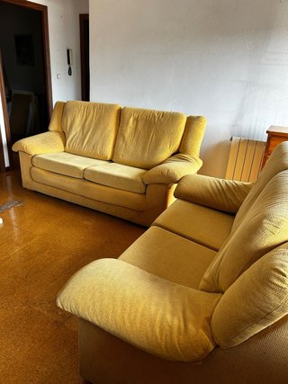 Sofás de tela amarillos