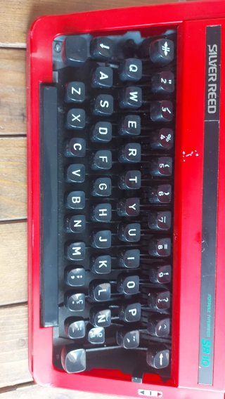 Máquina de escribir Silver Reed SR10 Roja
