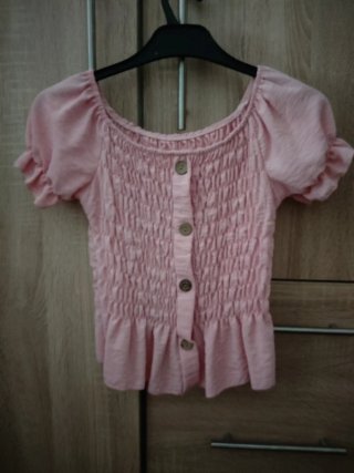 Blusa rosa fruncida con botones