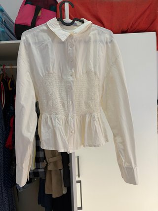 Camisa blanca rota con fruncido