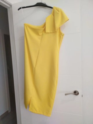 Vestido amarillo hombro descubierto y fruncido