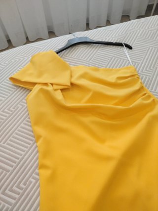 Vestido amarillo hombro descubierto y fruncido