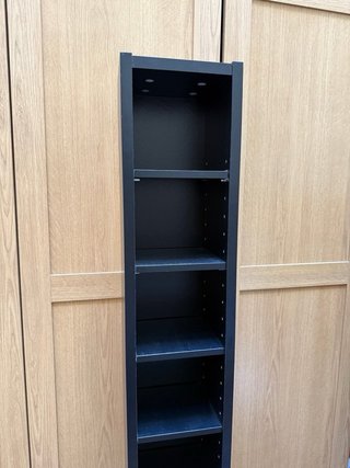 Busco estantería Gnedby negra de Ikea.