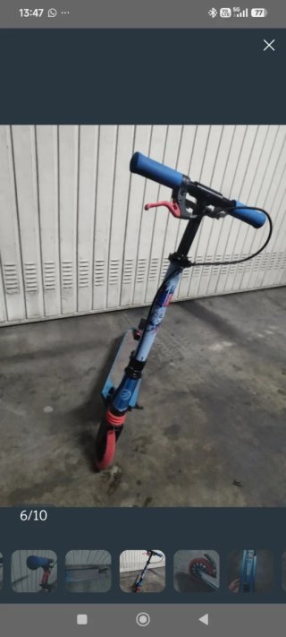 Patinete Decathlon azul y rojo