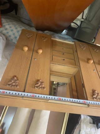 Armario de muñecas de madera con espejo