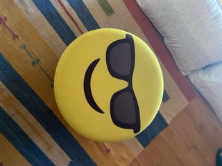 Puff redondo con almacenaje emoji