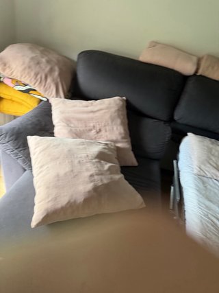 Sofá cama gris y rosa