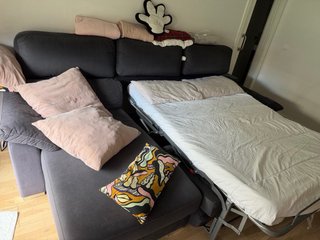 Sofá cama gris y rosa