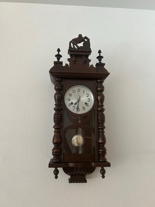 Reloj de pared de madera con péndulo