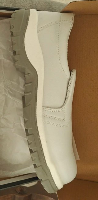 Zapatos de seguridad grises y blancos