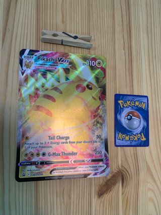 Carta Pikachu VMAX Gigantamax Coleccionista