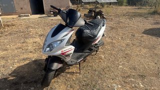 Keeway 50cc Scooter Blanco y Negro F-ACT EVO