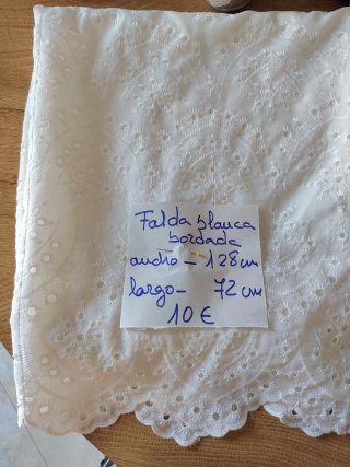 Falda blanca bordada talla 52 /54