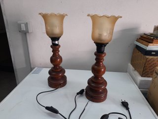 Lampada da tavolo in legno