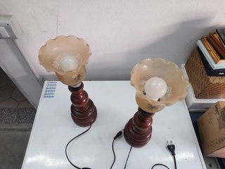 Lampada da tavolo in legno