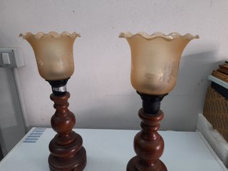Lampada da tavolo in legno
