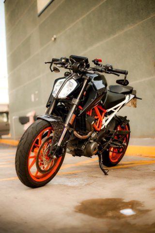 KTM Duke 390 Negra y Naranja
