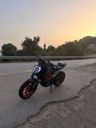 KTM Duke 390 Negra y Naranja