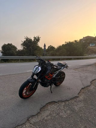 KTM Duke 390 Negra y Naranja