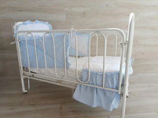 Cuna antigua de metal blanca 1966