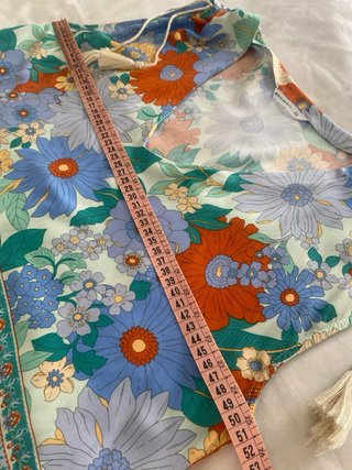 Top floral sin mangas con cordones